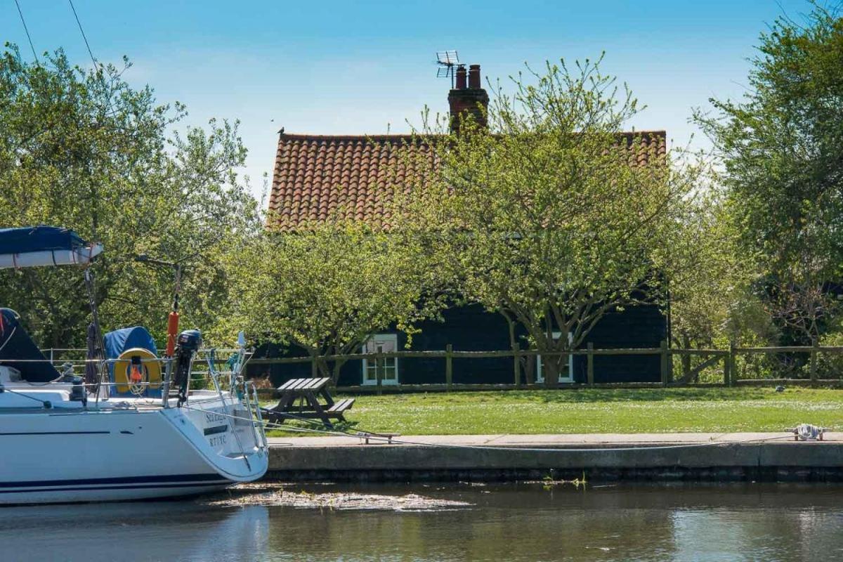 Navigation Cottage On The Historic Sea Lock Overlooking The Nature Reserve Maldon Exterior foto