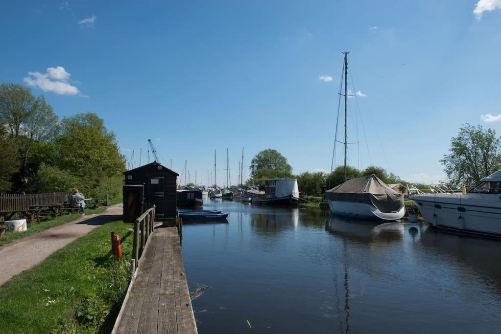 Navigation Cottage On The Historic Sea Lock Overlooking The Nature Reserve Maldon Exterior foto